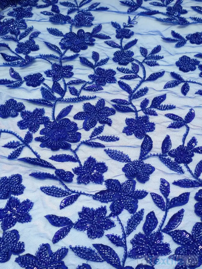 Broderie pe tul albastru electric cu margele si paiete