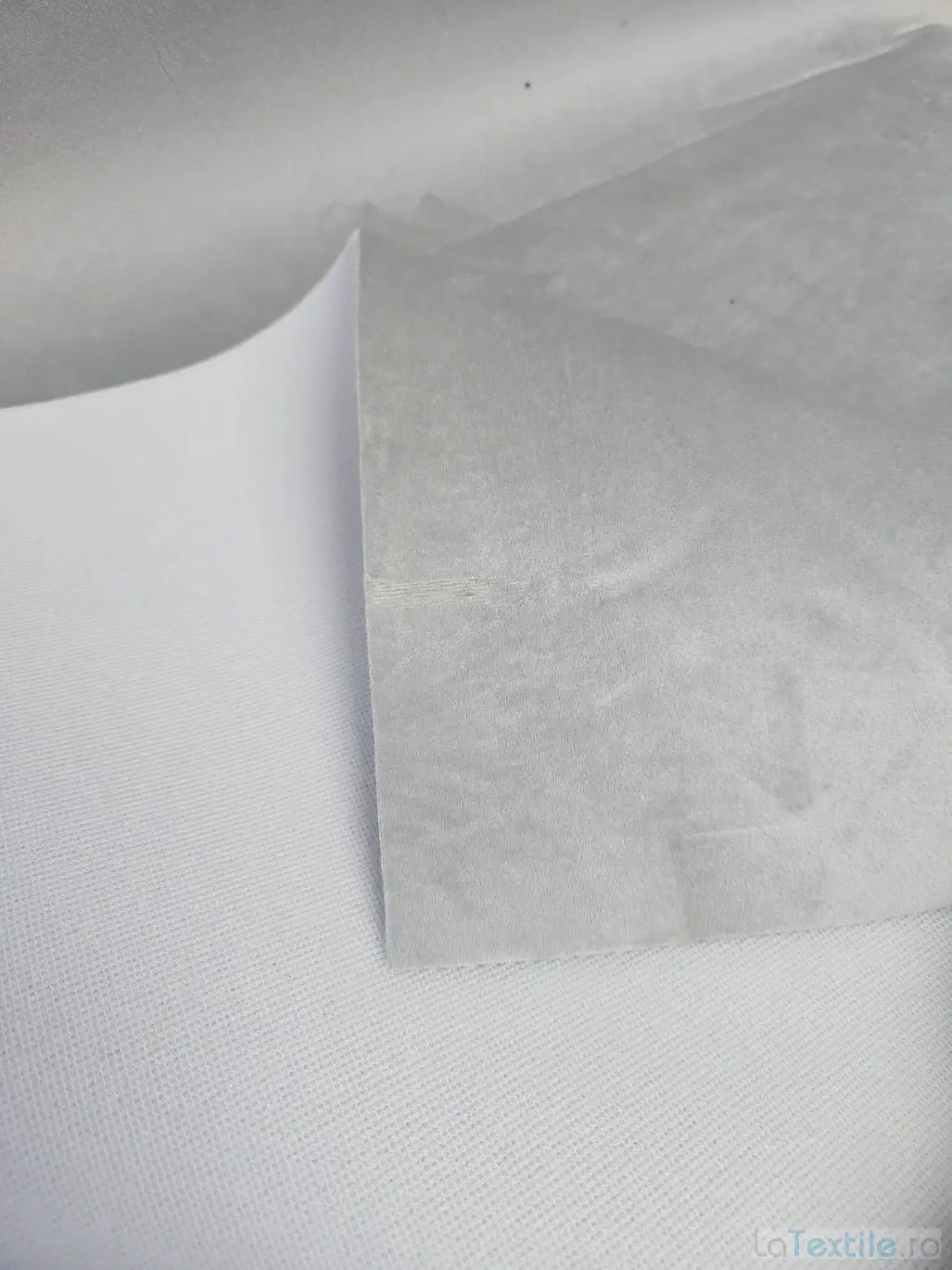 Material buretat gri deschis plusat tapiterii sau capitonaje auto