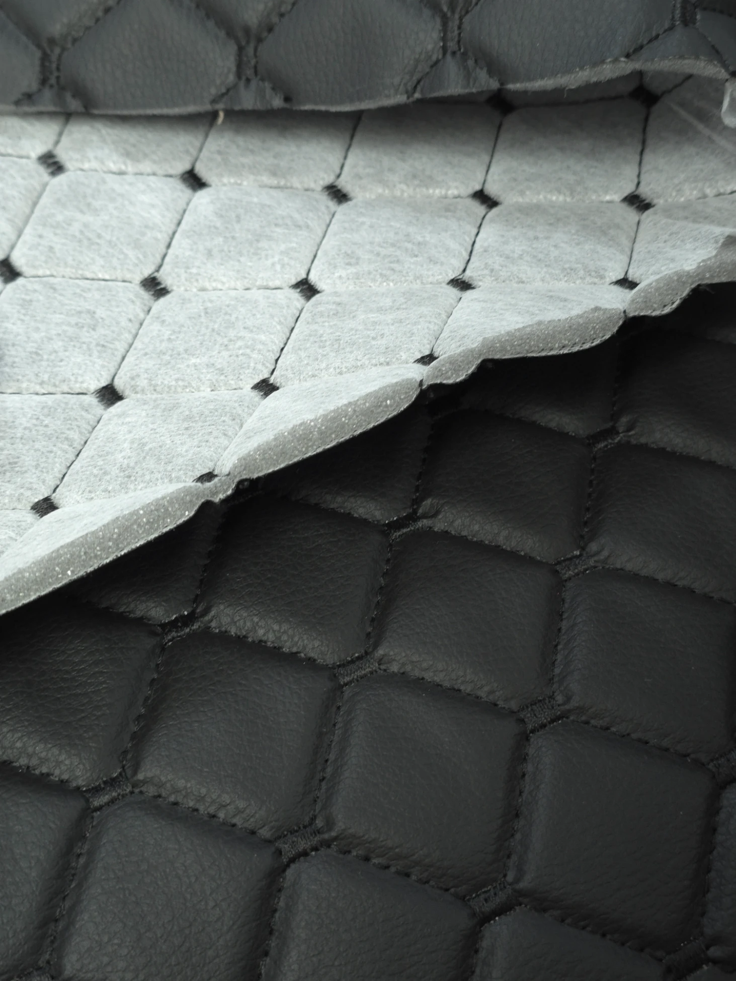 Imitatie piele matlasata neagra pe suport de burete tapiterie auto