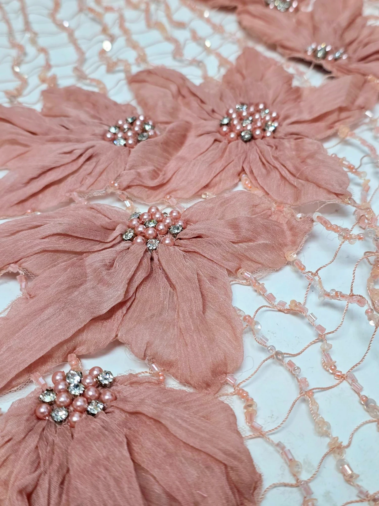 Broderie plasa cu margele si flori din matase naturala somon