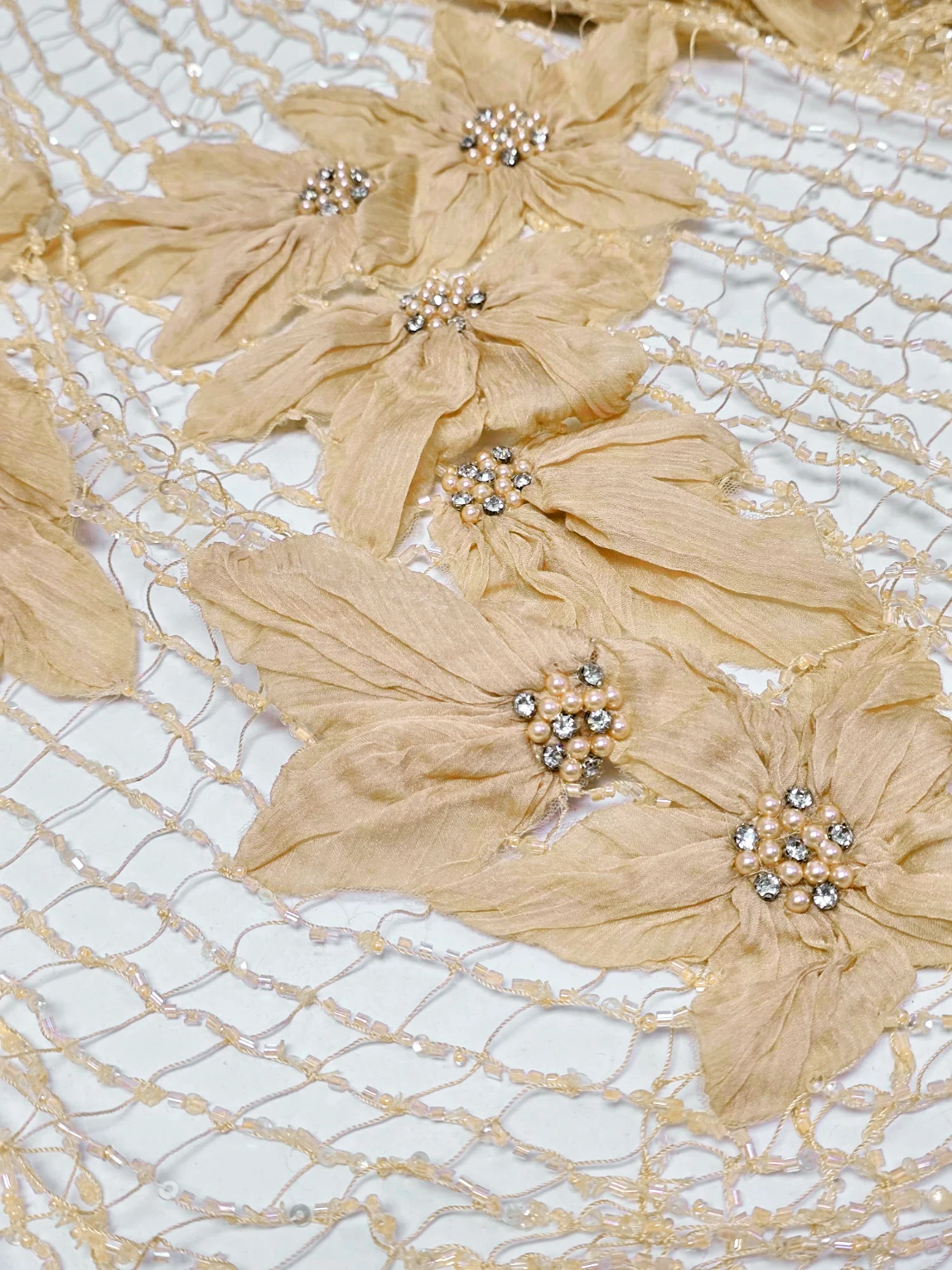 Broderie plasa cu margele si flori din matase naturala crem