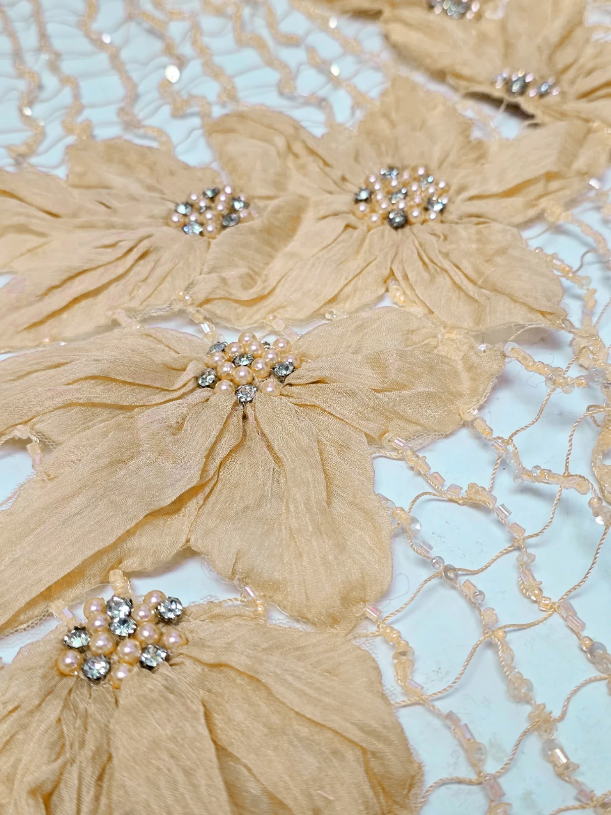 Broderie plasa cu margele si flori din matase naturala crem