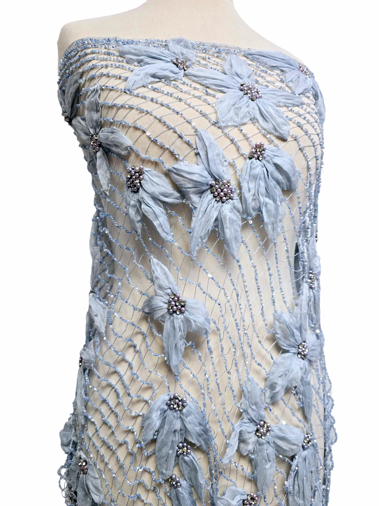 Broderie plasa cu margele si flori din matase naturala bleu ciel