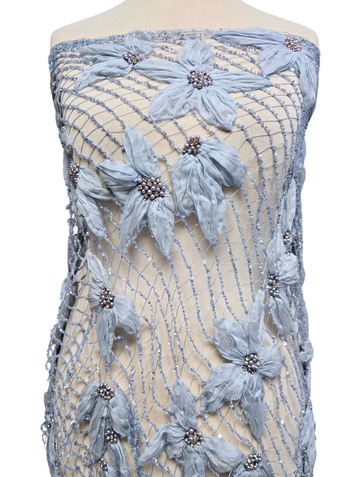 Broderie plasa cu margele si flori din matase naturala bleu ciel