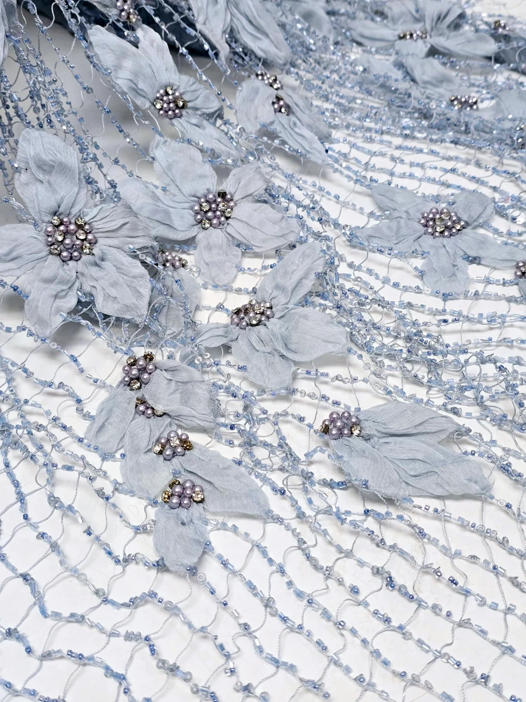 Broderie plasa cu margele si flori din matase naturala bleu ciel