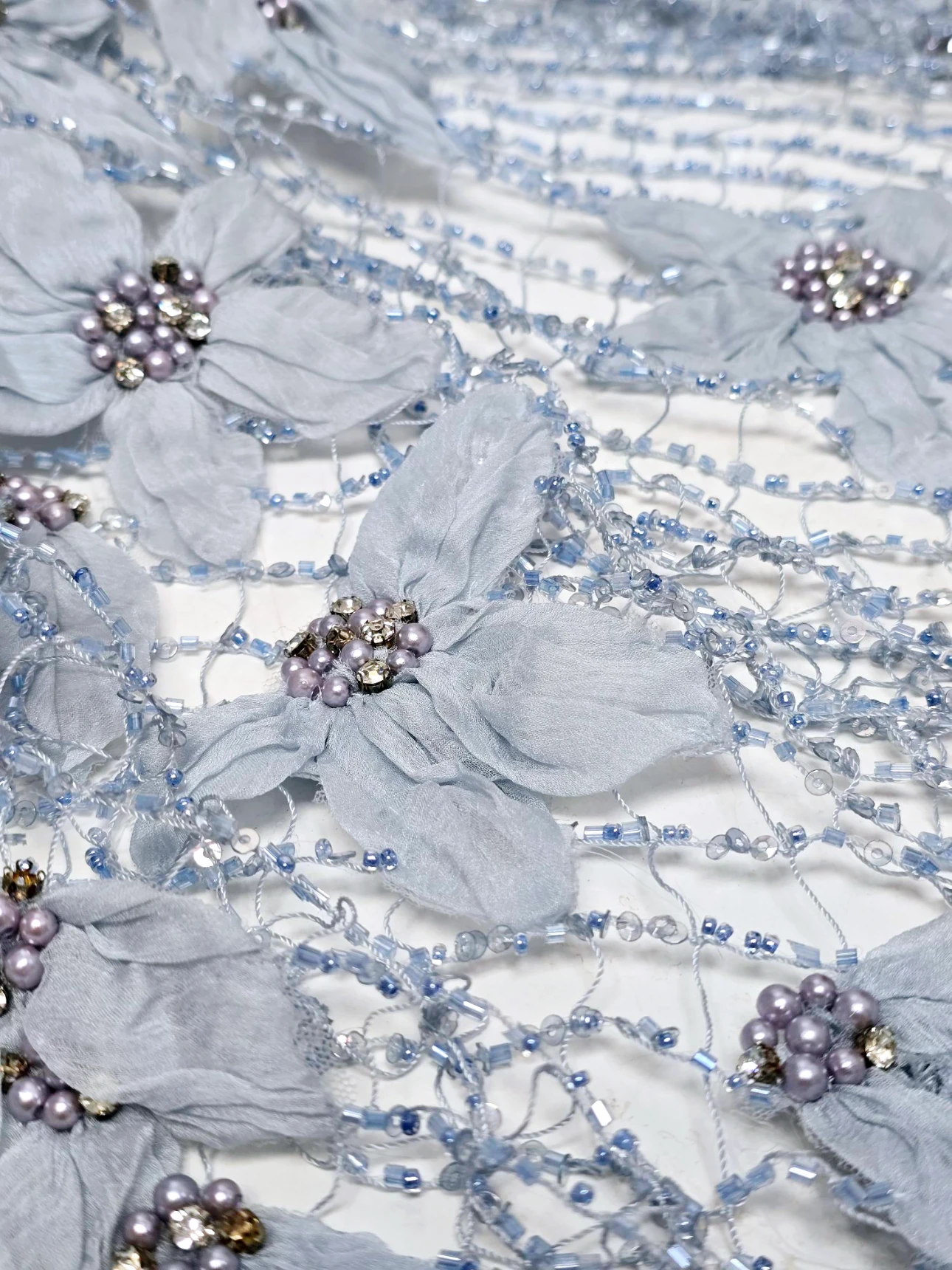 Broderie plasa cu margele si flori din matase naturala bleu ciel