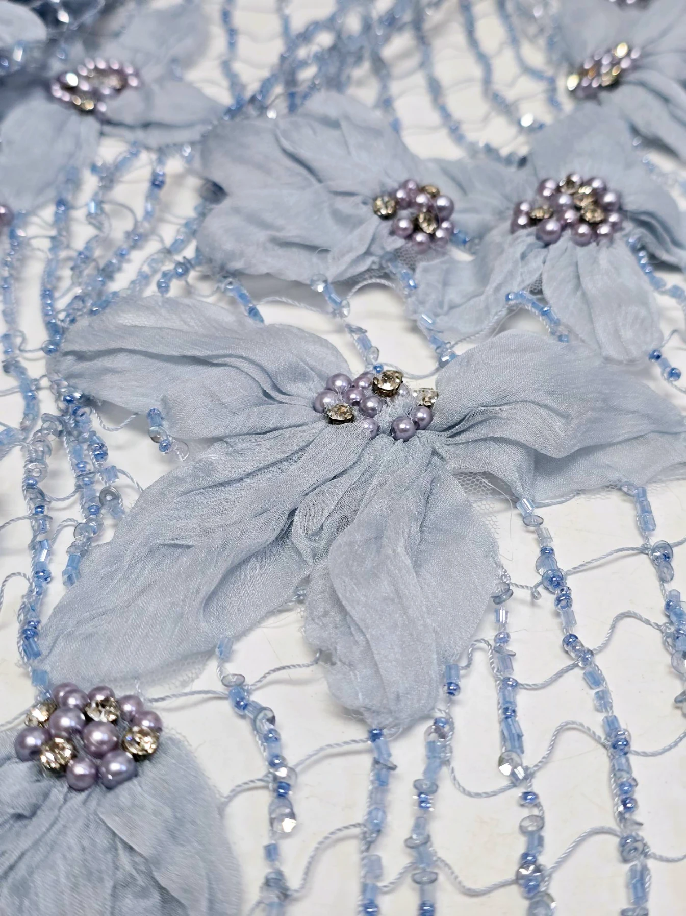 Broderie plasa cu margele si flori din matase naturala bleu ciel