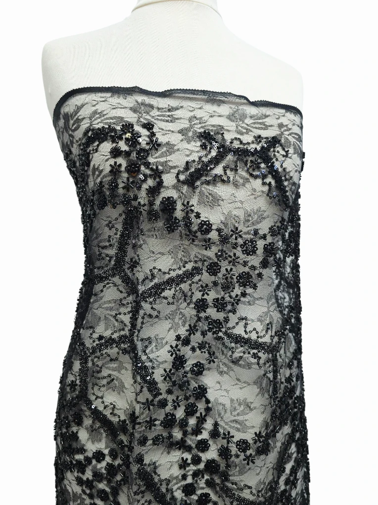 Dantela neagra pe tul Chantilly cu margele