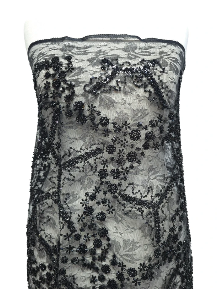 Dantela neagra pe tul Chantilly cu margele