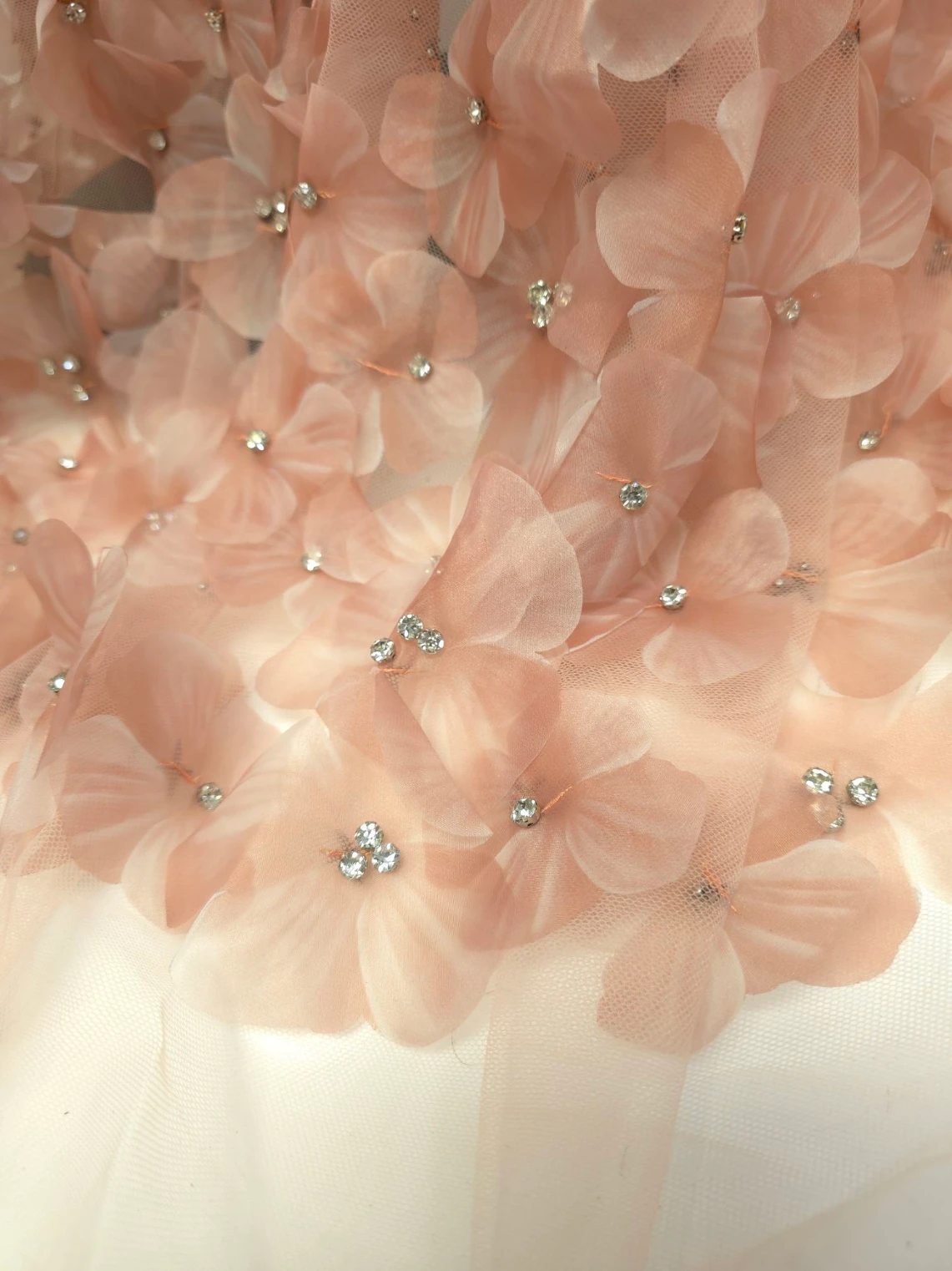 Tulle somon cu aplicatii florale 3D si diamante japoneze
