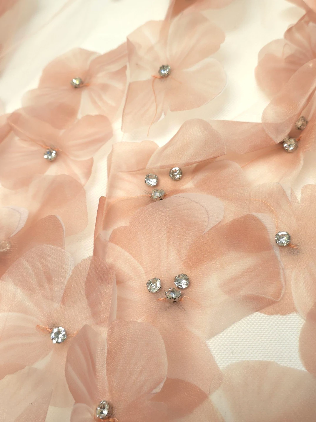 Tulle somon cu aplicatii florale 3D si diamante japoneze