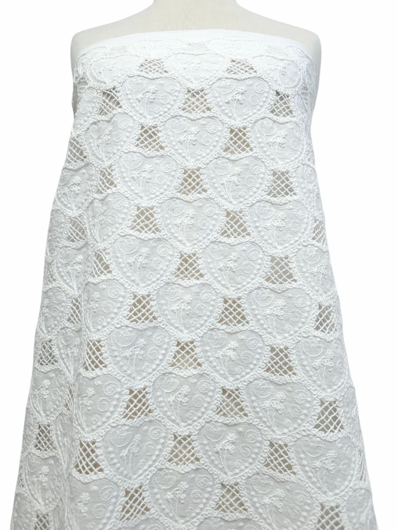 Broderie din bumbac premium alb cu model inimioare