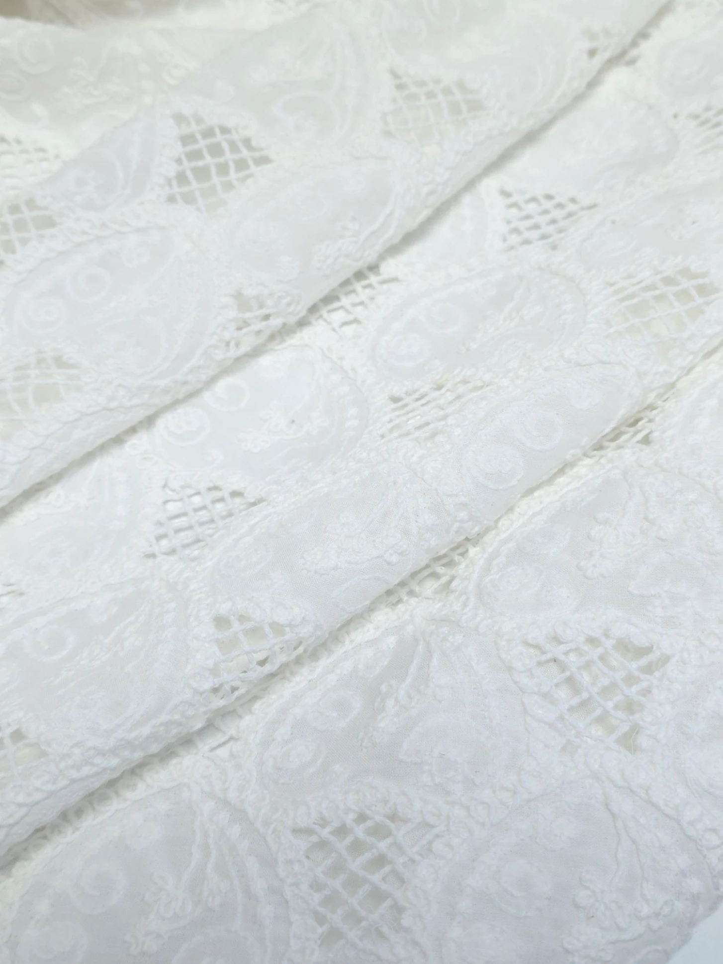 Broderie din bumbac premium alb cu model inimioare
