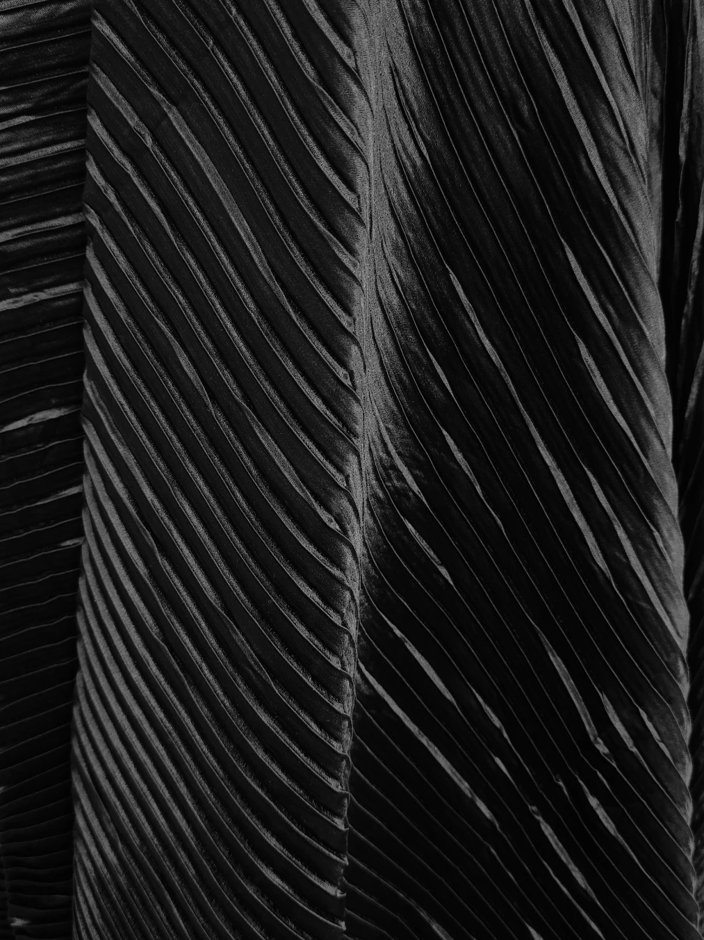 Satin plisat Noir Elegance