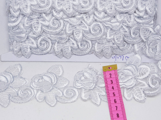 Broderie alba si contur argintiu model flori pe suport de tul 