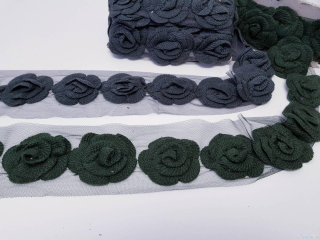 trandafiri tricotati in nuante de gri si verde pe suport de tul